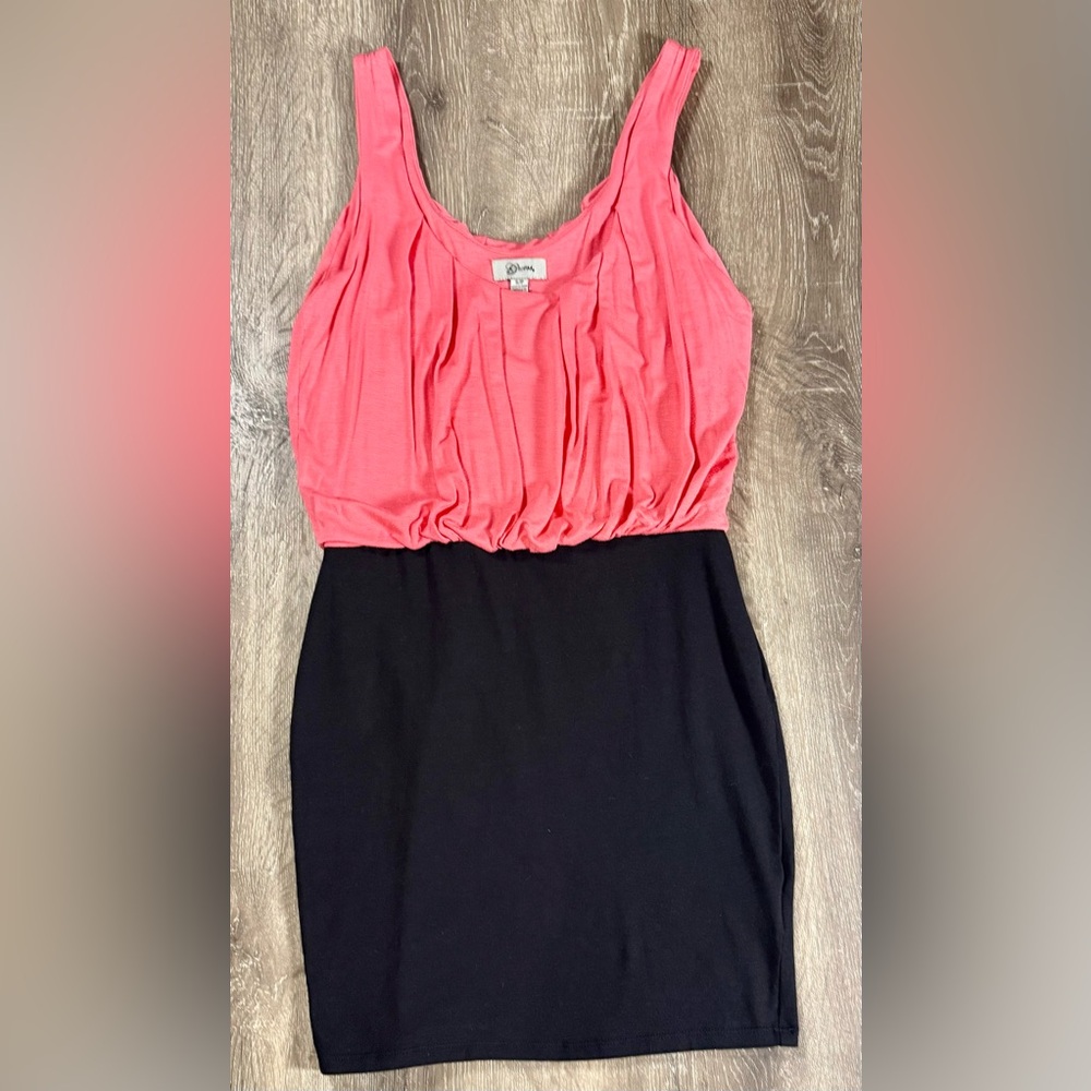 🔥 NWT GUESS Colorblock Pleated Mini Dress - Coral Pink & Black - Size S